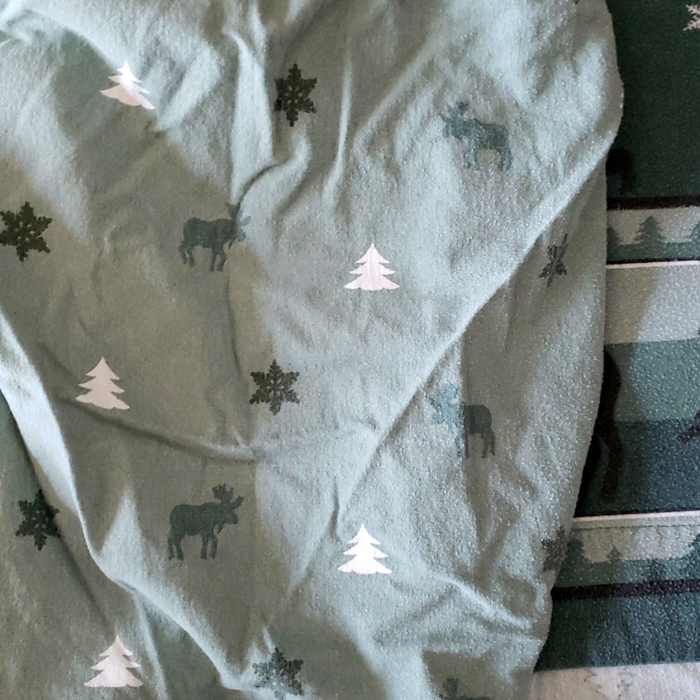 Holiday Flannel Twin Sheet Set - Moose and Snowflake - Green and Black - Picture 3 of 3